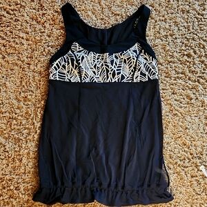 LuLulemon black and white womans tank top size 6